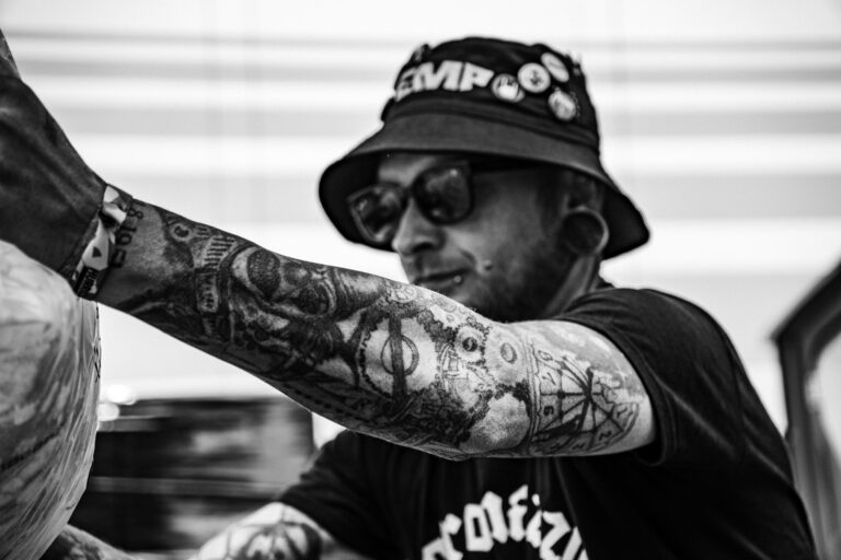 Crew-Mitglied hinter den Kulissen des Hurricane Festivals – Schwarzweißporträt