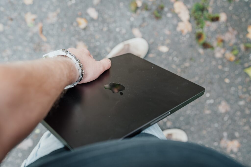 Pascal Dürmeyer mit Laptop in der Hand